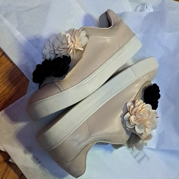 Mia Sneakers.  Cream with Black and White flower Design. Velcro top. Size 8.NWOT - Picture 6 of 7